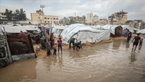 غرق عشرات خيام النازحين جراء الأمطار في مواصي خان يونس جنوبي غزة